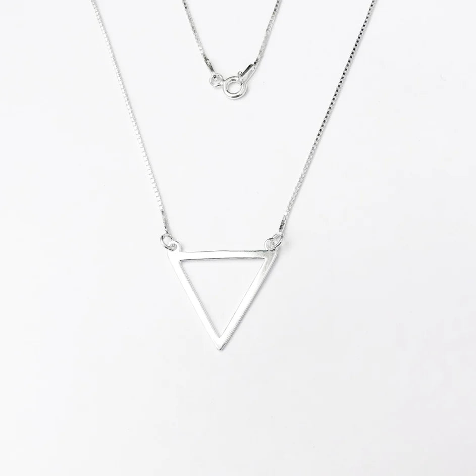 Gargantilha com Triângulo Geométrica - 40cm