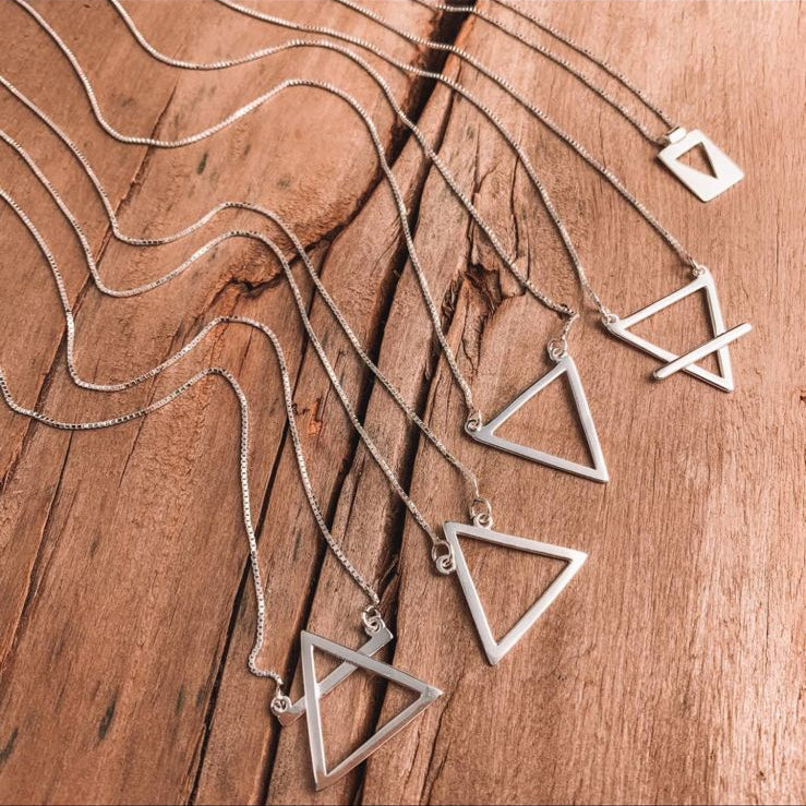 Gargantilha com Triângulo Geométrica Fogo - 40cm