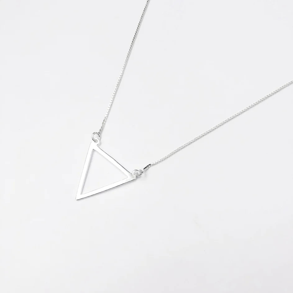 Gargantilha com Triângulo Geométrica - 40cm