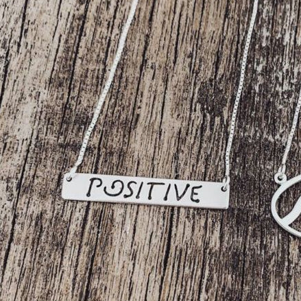 Gargantilha de Plaquinha "POSITIVE" - 45cm