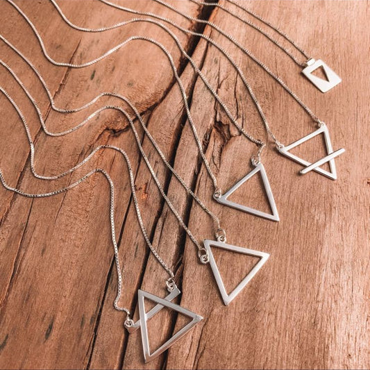 Gargantilha com Triângulo Geométrica Fogo - 40cm
