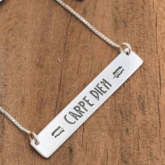 Gargantilha de Plaquinha "CARPE DIEM" - 45cm